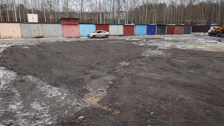 Большая парковка на месте векового болота во Всеволожске.