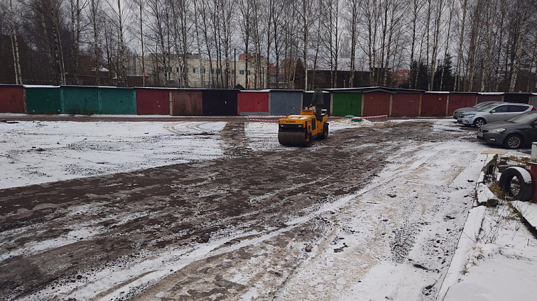 Большая парковка на месте векового болота во Всеволожске.