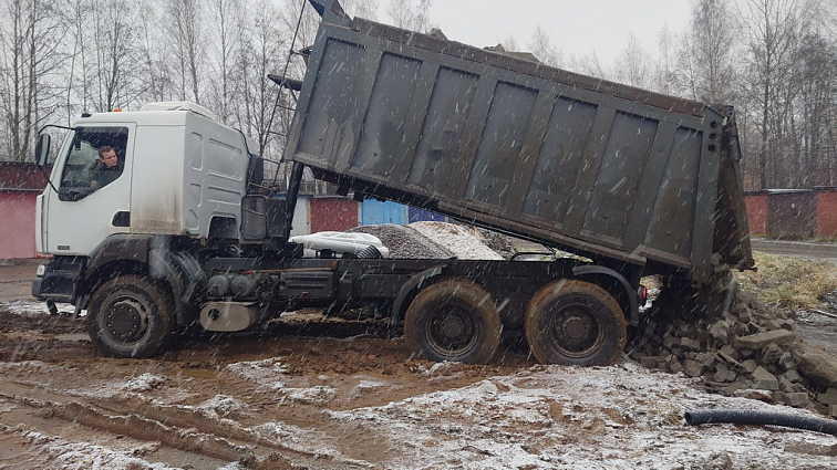 Большая парковка на месте векового болота во Всеволожске.