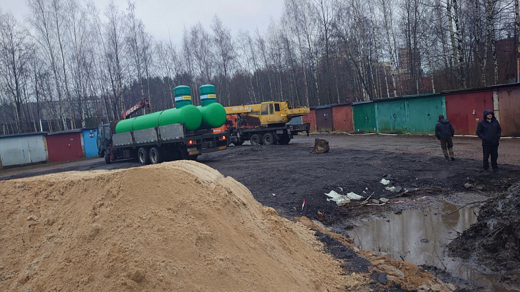 Большая парковка на месте векового болота во Всеволожске.