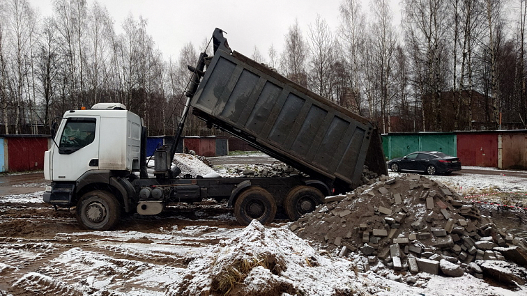 Большая парковка на месте векового болота во Всеволожске.