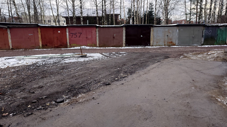 Большая парковка на месте векового болота во Всеволожске.