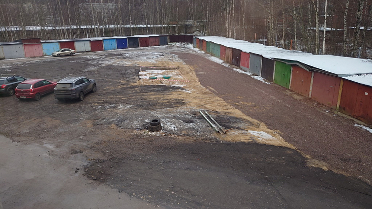 Большая парковка на месте векового болота во Всеволожске.