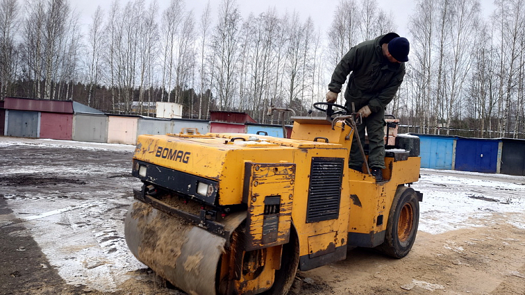 Большая парковка на месте векового болота во Всеволожске.