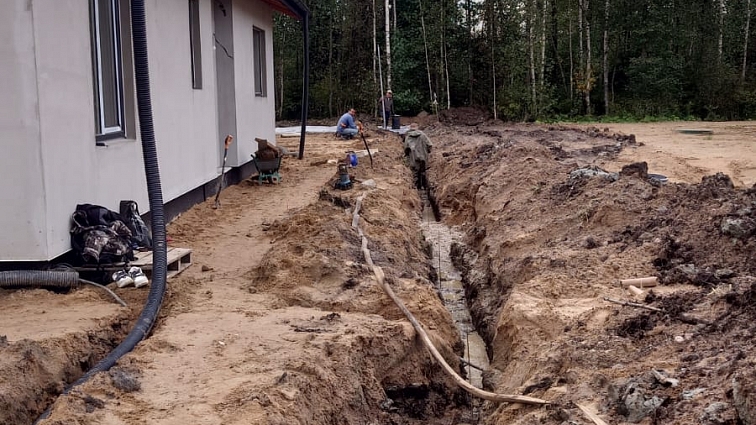 Дренаж периметра участка в Сосновом Бору. Принудительный выброс.