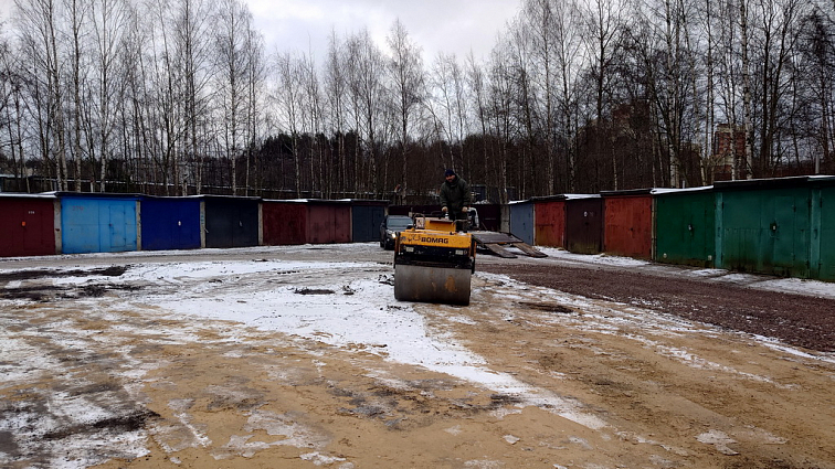 Большая парковка на месте векового болота во Всеволожске.