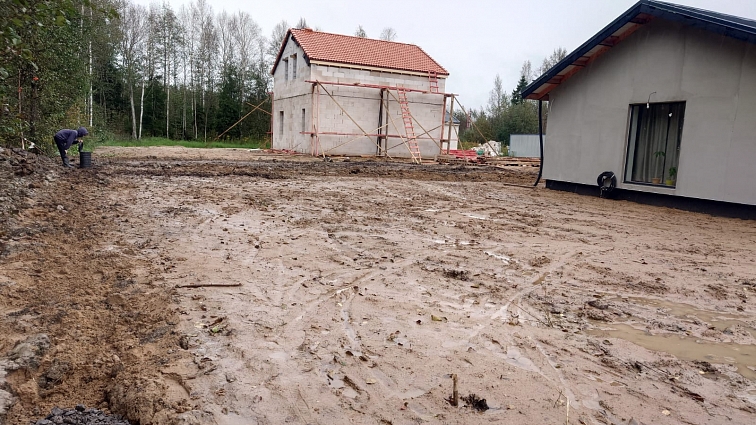 Дренаж периметра участка в Сосновом Бору. Принудительный выброс.