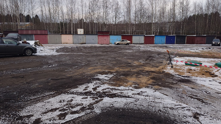 Большая парковка на месте векового болота во Всеволожске.
