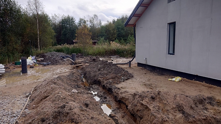 Дренаж периметра участка в Сосновом Бору. Принудительный выброс.